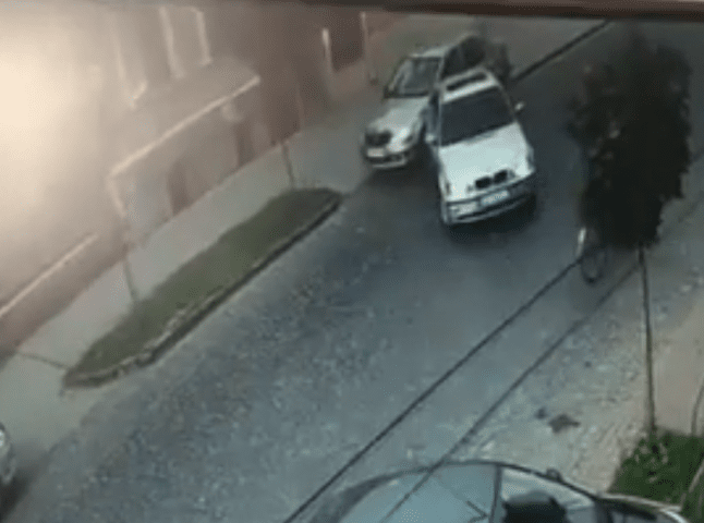 В’їхала в авто і втекла: камери зафіксували аварію в центрі Мукачева