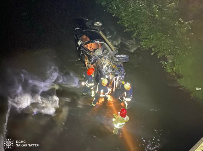 Авто з’їхало з дороги в річку: вночі на Закарпатті сталась аварія