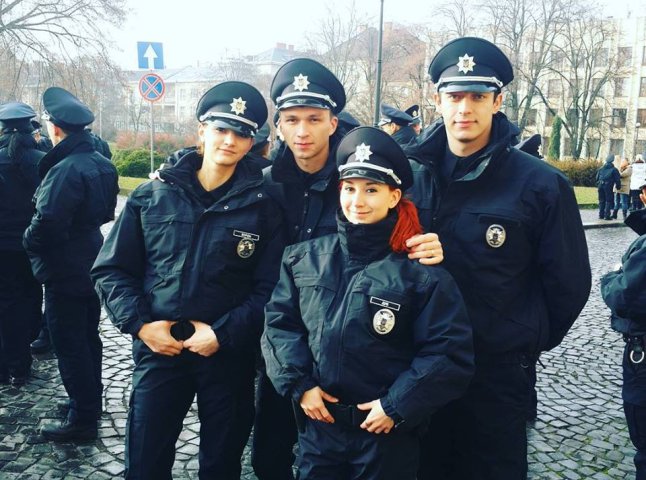 На площі Народній в Ужгороді поліцейські вже з’явились у новій формі