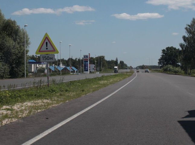 Журналісти дослідили найбільш аварійні місця в Ужгороді та поблизу обласного центру