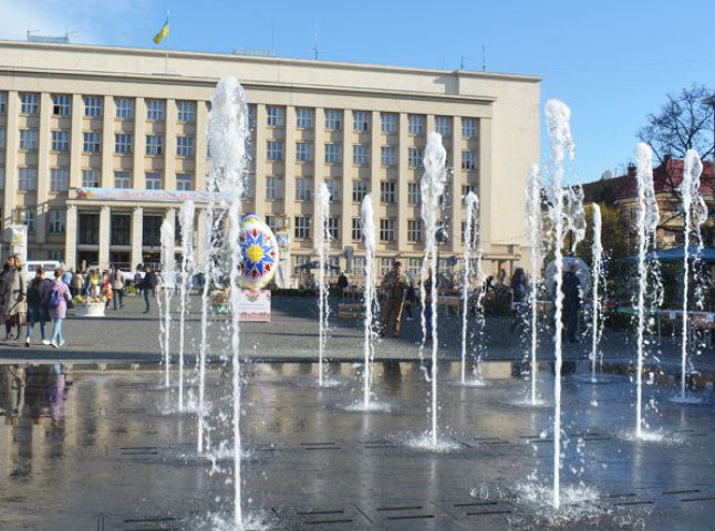 Перший у 2017 році фонтан в Ужгороді вже запрацював