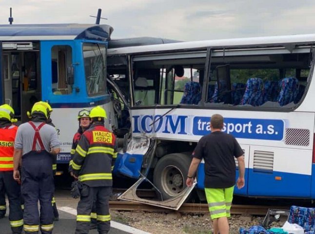 У Чехії автобус зіткнувся з потягом. Є багато постраждалих