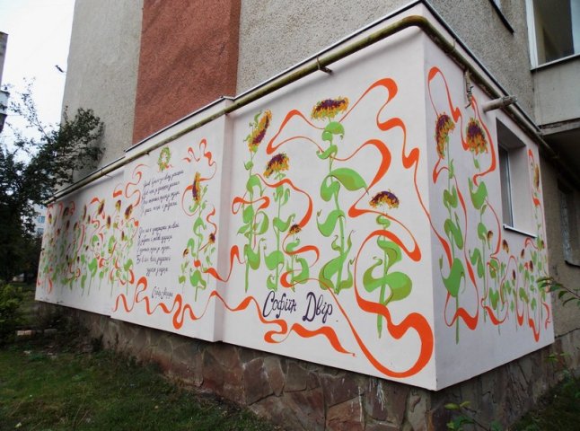 Фасад квартири в спальному мікрорайоні Мукачева прикрасив дивовижний стінопис