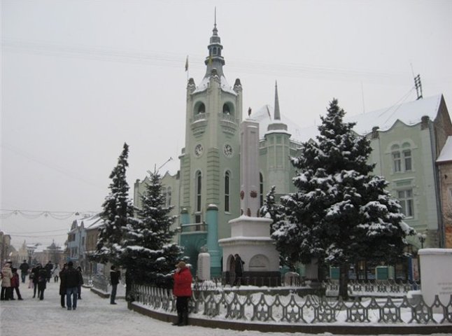 У зв’язку із сильним снігопадом, Мукачівська міськрада звертається до містян із проханням долучитись до прибирання снігу
