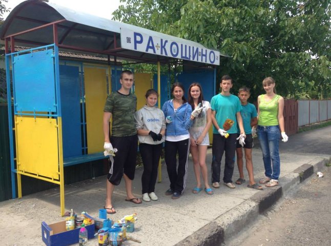 В селі Ракошино вказівник та автобусні зупинки перефарбували у кольори національного прапору України (ФОТО)