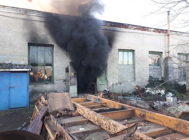 12 рятувальників гасили пожежу на Ужгородщині