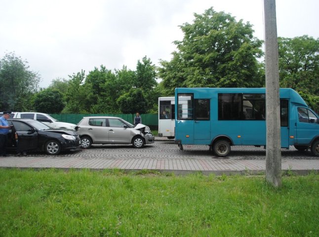 У Мукачеві велика ДТП: зіткнулись чотири автомобілі