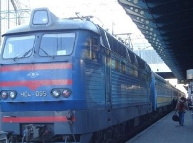 Потяг "Ужгород-Київ" стоїть вже понад п’ять годин, пасажири не знаю, що робити