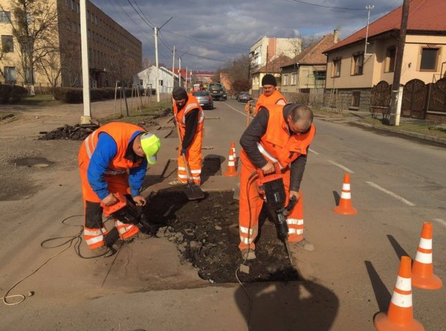 У Мукачеві почали робити ямковий ремонт доріг