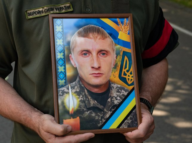 Закарпаття попрощалось із загиблим на війні Героєм