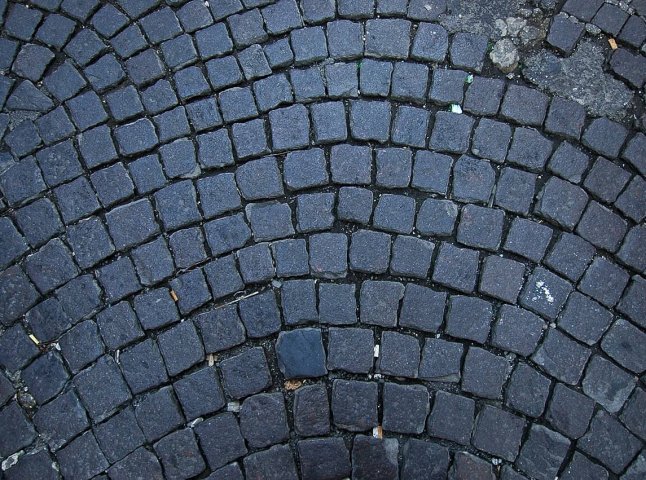 Комунальники відновлять бруківку на двох вулицях Мукачева, яка пошкодилась