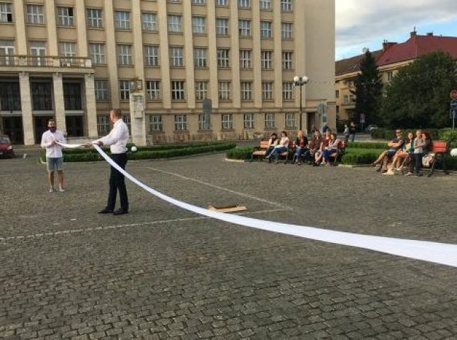 Під час Параду наречених в Ужгороді одягли найдовшу 32-метрову краватку