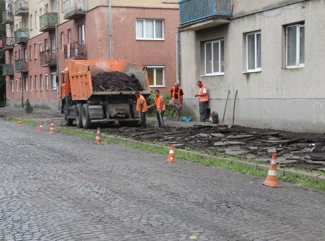 На вулиці Парканія у Мукачеві ремонтують тротуар
