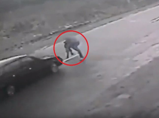 Житель Тячівщини, героїчно рятуючи дитину, потрапив під колеса авто