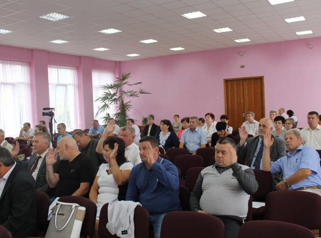 Під час сесії Виноградівської районної ради частина депутатів демонстративно покинула зал