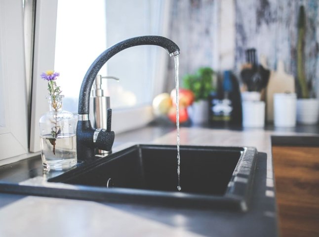 Чому тарифи на воду в різних містах України відрізняються