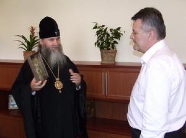 Архієпископ Мукачівський і Ужгородський Феодор подарував головному міліціонерові Закарпаття ікону