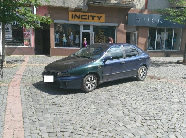 На "оленя", що припаркувався посеред площі Духновича у Мукачеві, склали протокол 