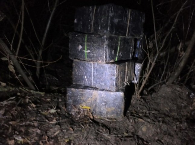 За 20 метрів від кордону чопські прикордонники виявили 10 ящиків з цигарками