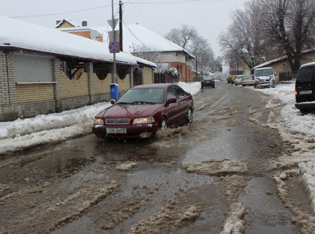 Мукачево попливло: оперативне фото та відео з вулиць міста