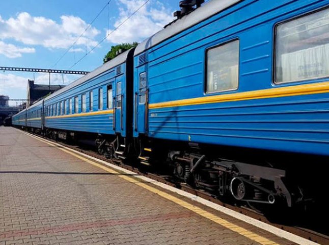 "Укрзалізниця" відновлює курсування поїздів далекого сполучення до Закарпатської області