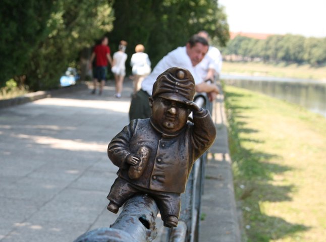 Зі скульптури Швейка в Ужгороді познущались вандали