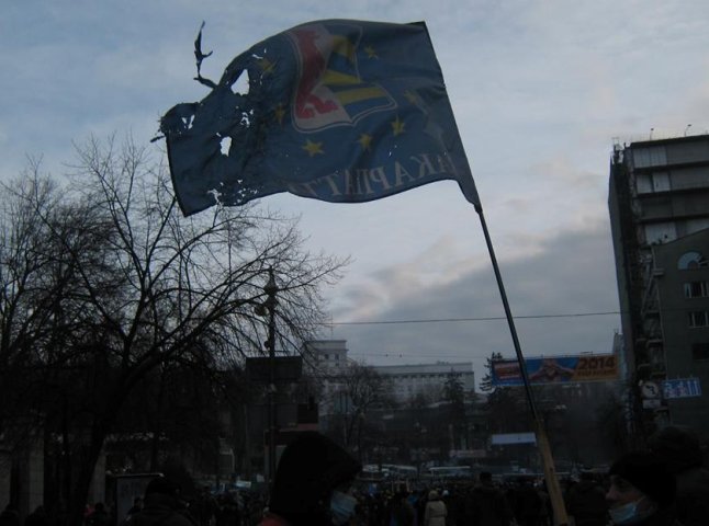 Прапор Закарпаття, хоча трохи і пошкоджений в боях, гордо майорить над барикадами в центрі Києва (ФОТО)
