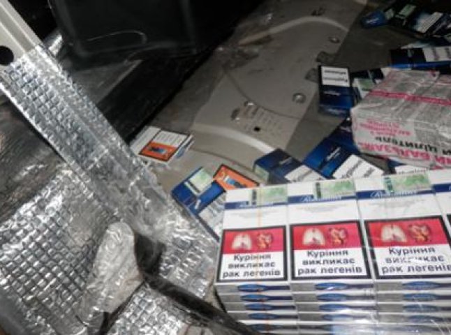 У легковику закарпатця митники виявили контрабандні сигарети