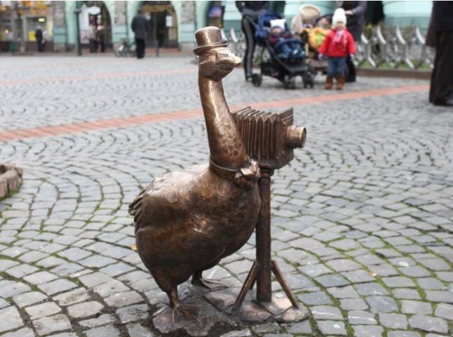 У Мукачеві з’явились дві дотепні скульптурки: гуска-фотограф та гуска-турист
