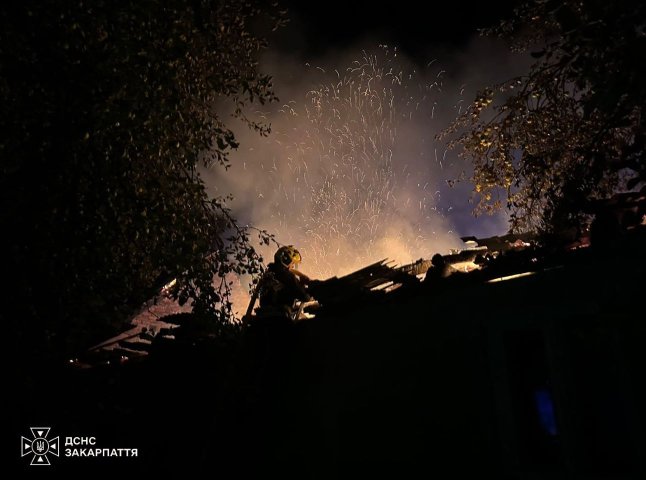 Пожежники ввечері рятували будинок на Хустщині