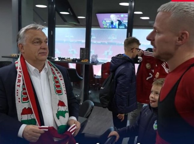 МЗС України викликає посла Угорщини через скандальний шарф Орбана