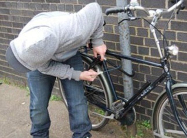 Після крадіжки велосипедів зловмисники залишили своє обладнання