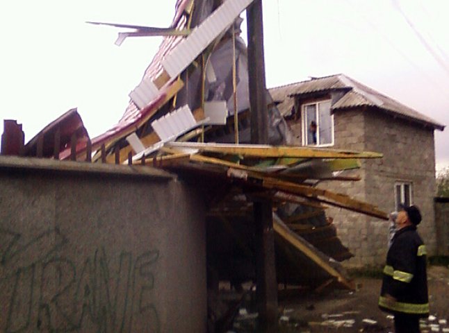 В Ужгороді негода знесла дах одного з житлових будинків (ФОТО)