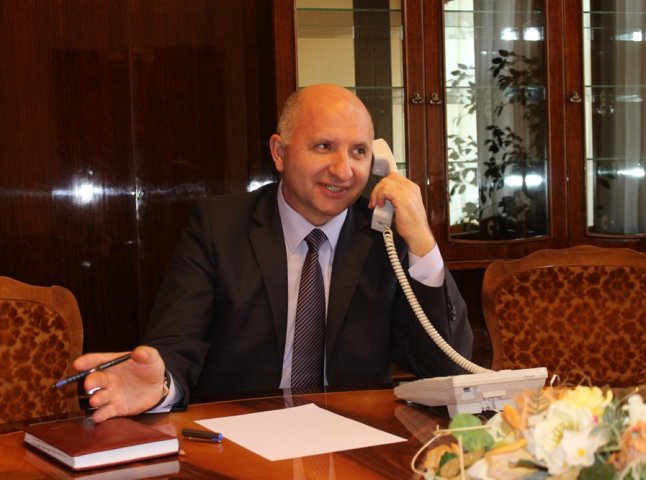Заступник голови Закарпатської ОДА провів пряму телефонну лінію "Запитай у влади"