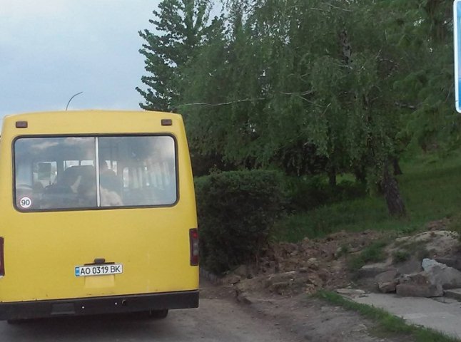 Ужгородці поскаржились на водія, який замість 25-ти пасажирів перевозив 40