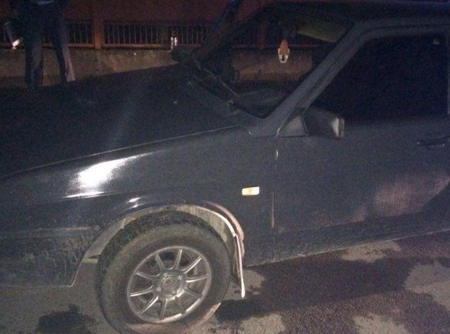 Один із пасажирів автівки, яку зупинили у Мукачеві, кинувся від поліцейських навтьоки