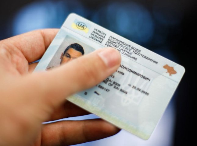 Чи потрібно водіям замінювати старі посвідчення водія на нові: що про це кажуть в МВС