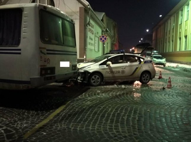 ДТП у Мукачеві: поліцейський "Пріус" "поцілував" автобус