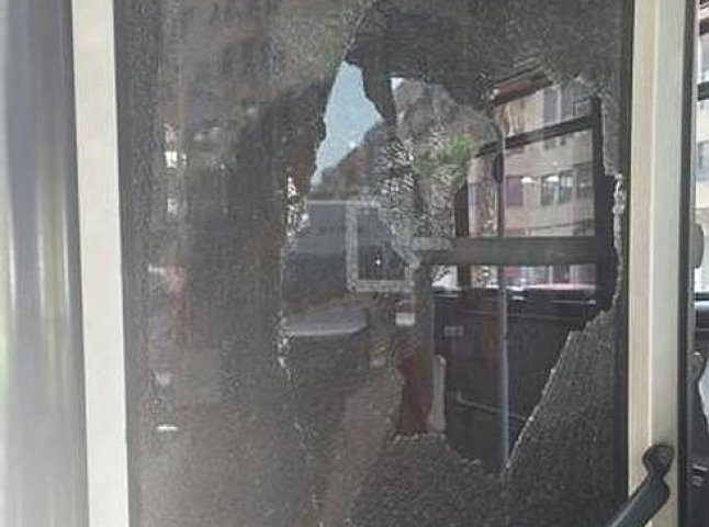 На проспекті Свободи в Ужгороді чоловік намагався пограбувати ломбард