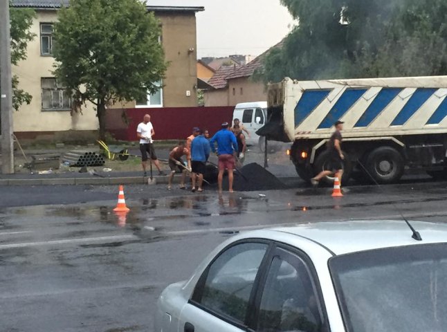 Користувачі соцмереж висміюють роботу мукачівських дорожників, які у дощ асфальтували дорогу