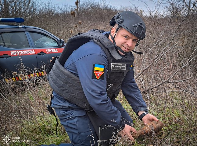 У полі на Ужгородщині чоловік виявив небезпечну знахідку