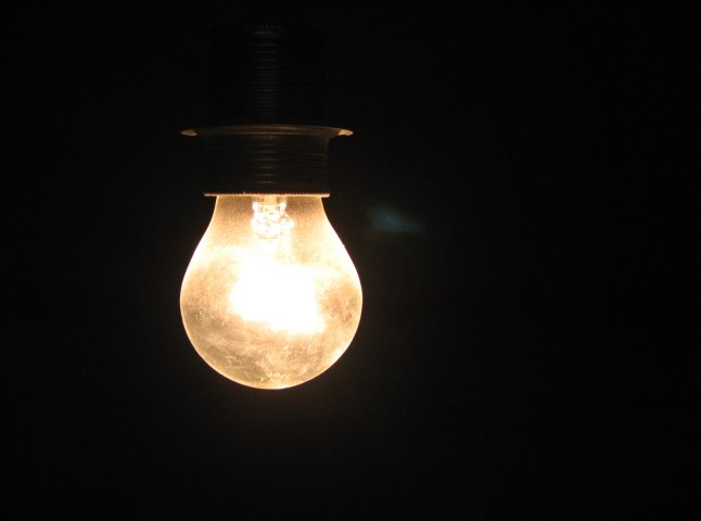 Енергетики підготували жителям Ракошина "сюрприз" – вихідні без світла