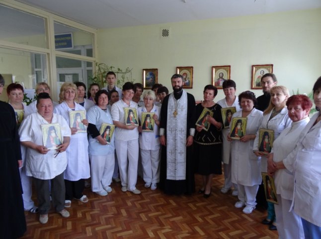 У день професійного свята духовенство відслужило молебень медсестрам Мукачівської ЦРЛ (ФОТО)