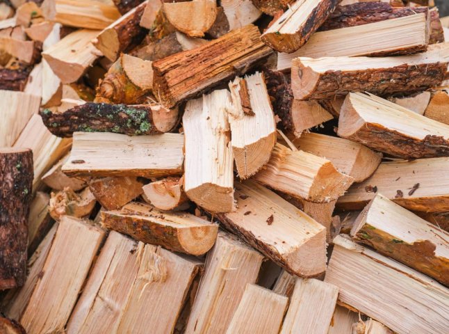 Українці можуть подати заяву на допомогу на дрова чи вугілля