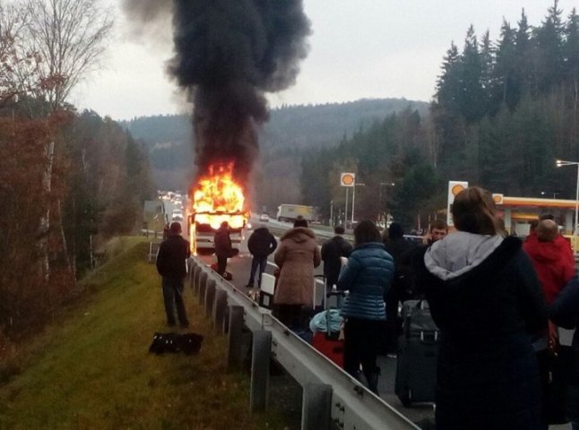 Автобус, який їхав із Закарпаття у Чехію, згорів повністю