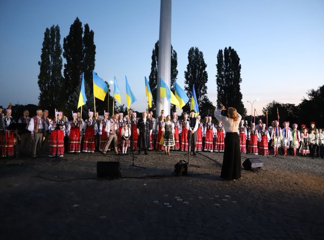 Світанок в Ужгороді зустріли молитвою за Україну