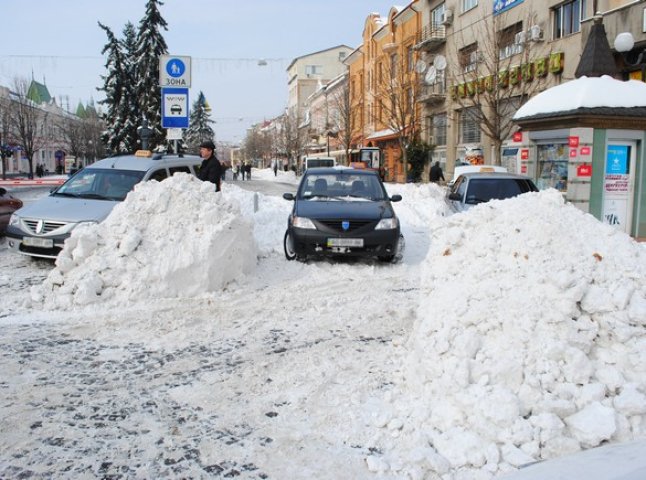У Мукачеві прибирають сніг лише там, де живуть депутати (ФОТО)