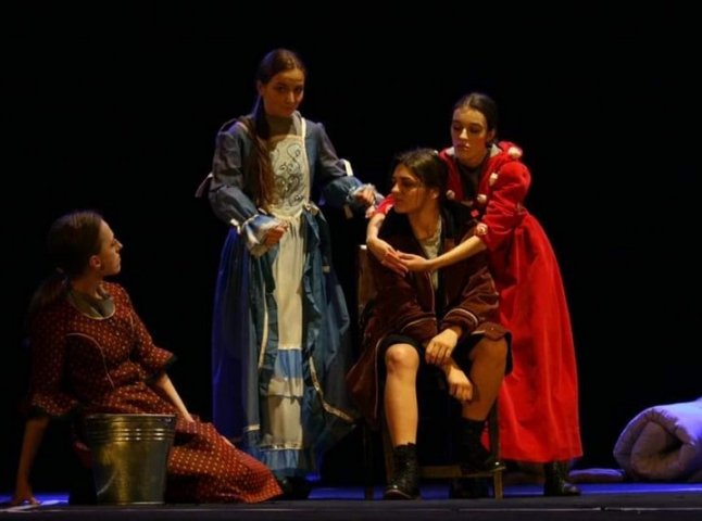 На сцені Мукачівського драматичного театру показали виставу "Зона душі"
