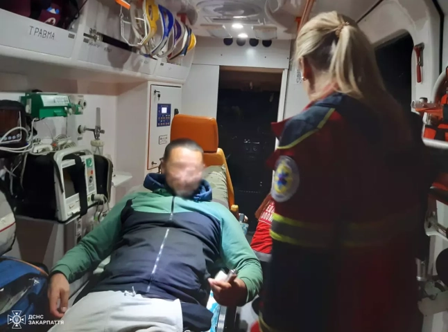 У туриста під час походу в гори трапився напад епілепсії. Йому допомогли рятувальники У туриста під час походу в гори трапився напад епілепсії. Йому допомогли рятувальники