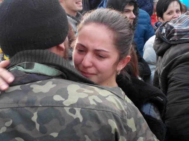 Зі сльозами на очах виноградівці зустрічали бійців 128-ої бригади (ФОТО)